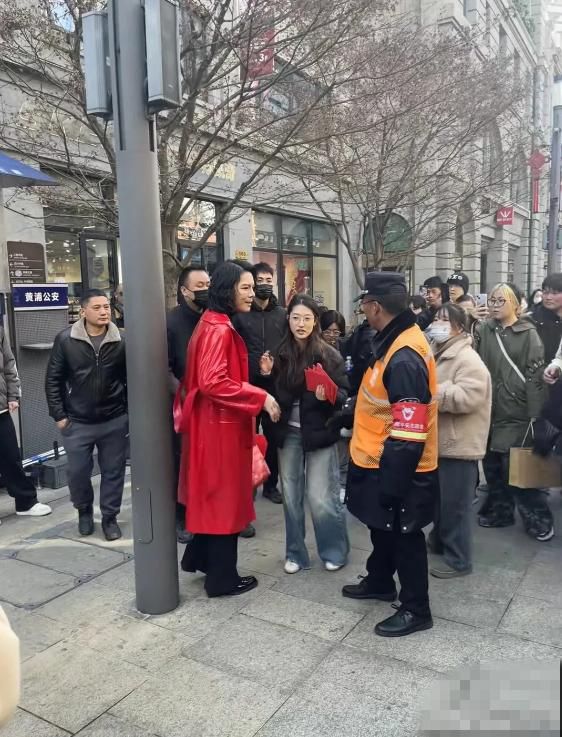 尊龙凯时官方登录向佐穿红皮衣现身上海！穿